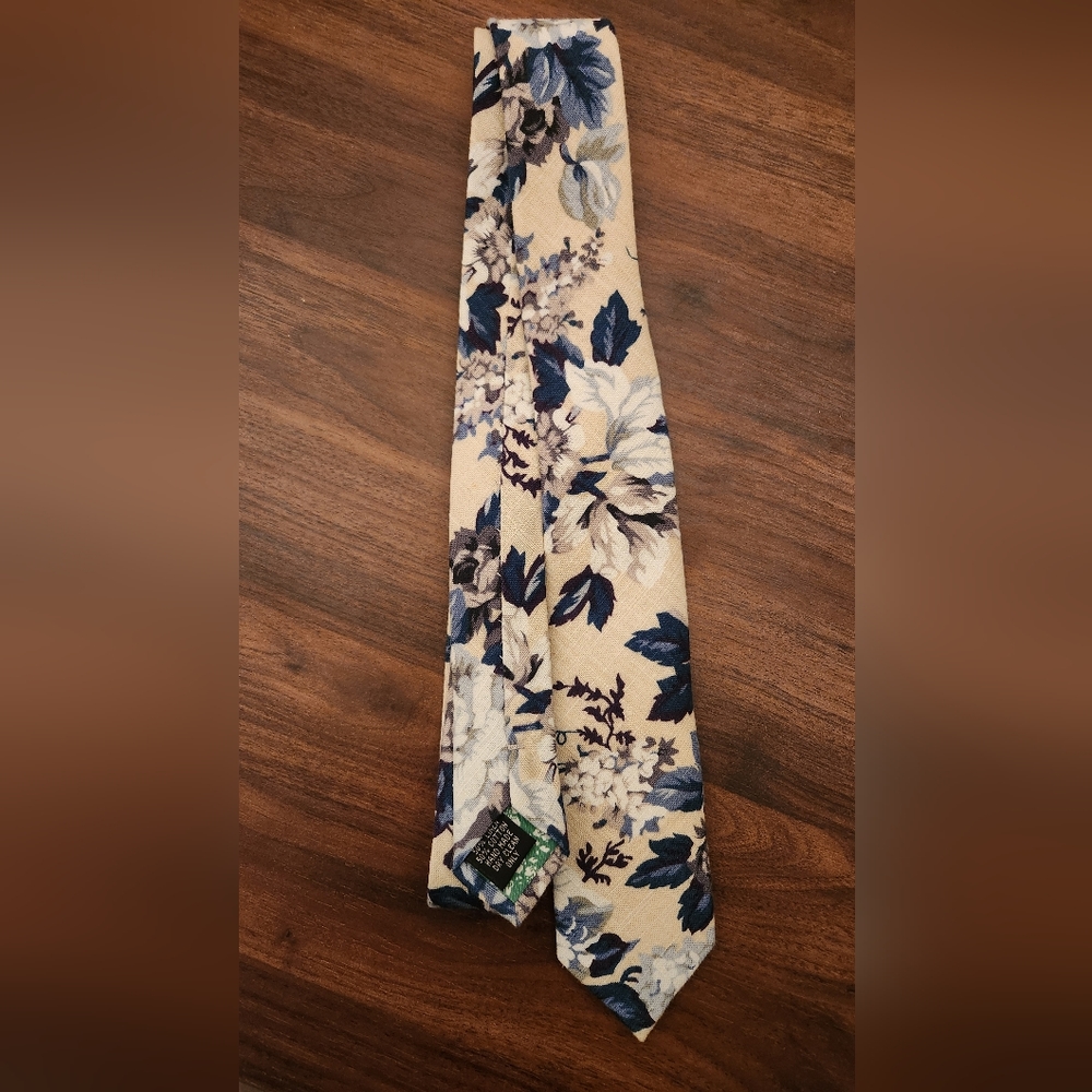 Formal tie, floral on linen weave